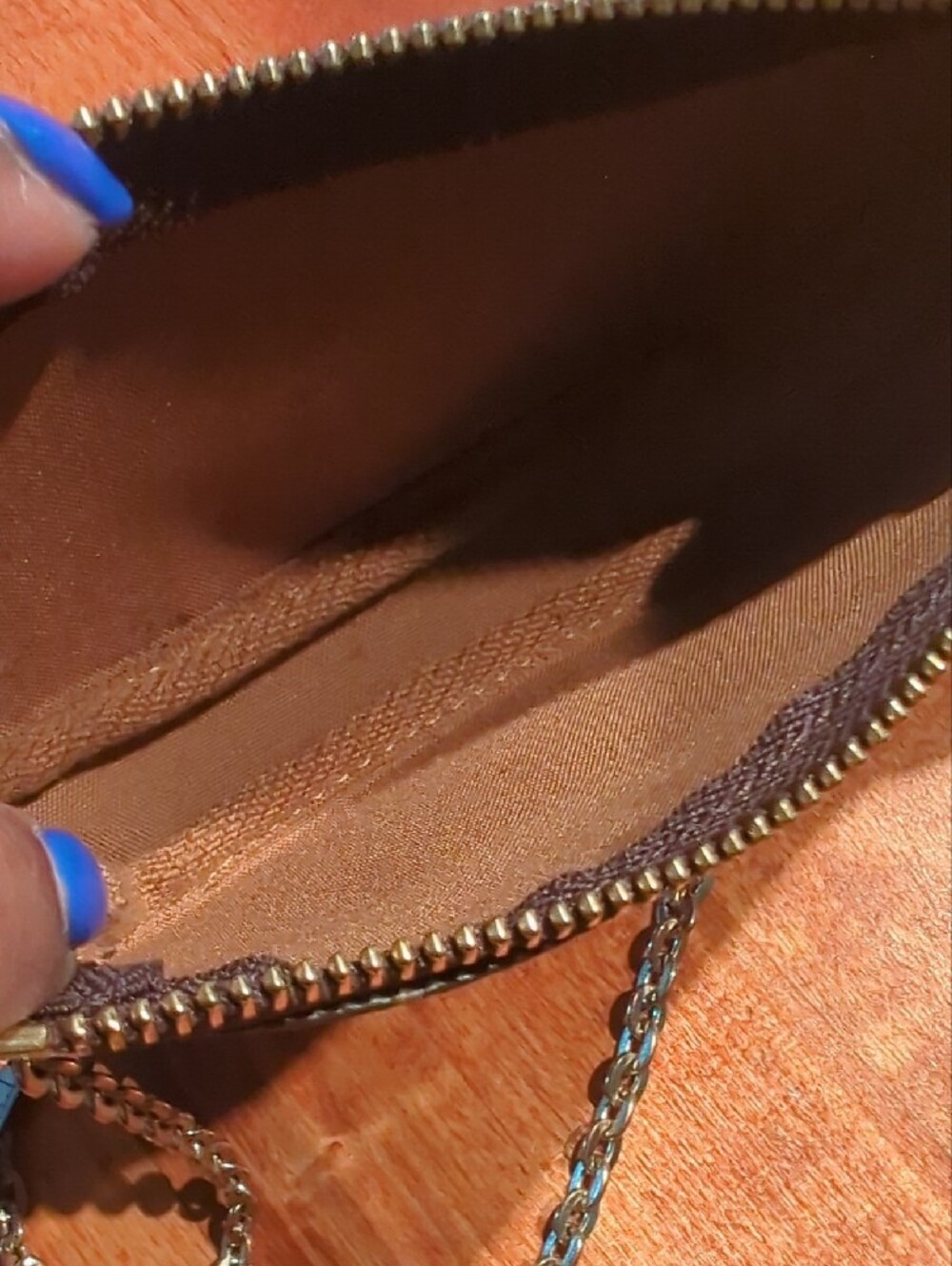 Designer-Inspired Brown Leather Crossbody Bag with Red Accent - Picture 6 of 9